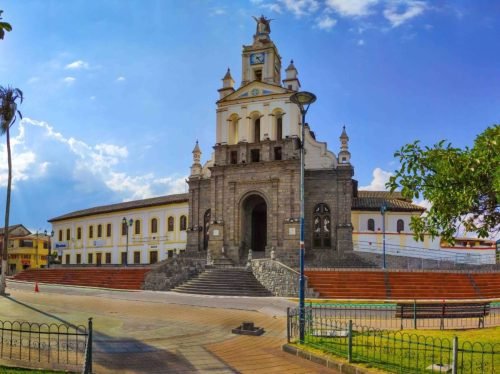 cotacachiiglesiaparquecentralcalera-1536x1149